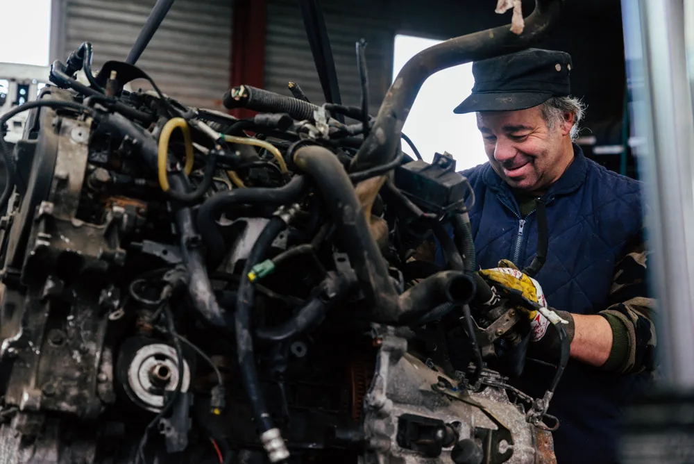 Mécanicien préparant une pièce automobile